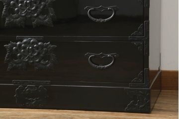中古　超美品　手打ち金具　岩谷堂箪笥　艶やかな黒漆塗りが存在感たっぷりの整理箪笥(衣装タンス、引き出し、チェスト)(定価約90万円)(R-058192)