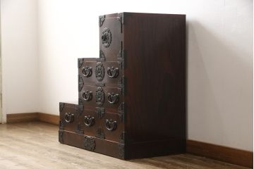 中古　美品　岩谷堂箪笥　躍動感のある杢目と重厚な金具が凛々しい階段箪笥(チェスト、和タンス、収納箪笥)(R-058193)