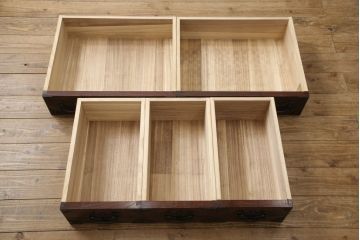中古　美品　岩谷堂箪笥　躍動感のある杢目と重厚な金具が凛々しい階段箪笥(チェスト、和タンス、収納箪笥)(R-058193)