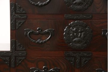 中古　美品　岩谷堂箪笥　躍動感のある杢目と重厚な金具が凛々しい階段箪笥(チェスト、和タンス、収納箪笥)(R-058193)