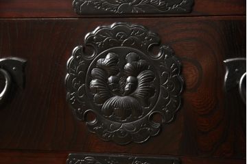 中古　美品　岩谷堂箪笥　躍動感のある杢目と重厚な金具が凛々しい階段箪笥(チェスト、和タンス、収納箪笥)(R-058193)