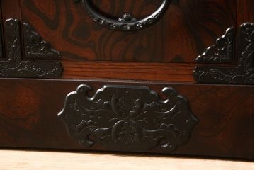 中古　美品　岩谷堂箪笥　躍動感のある杢目と重厚な金具が凛々しい階段箪笥(チェスト、和タンス、収納箪笥)(R-058193)