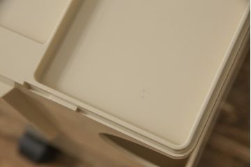 中古　超美品　日本限定色(ベージュ)　イタリア　METROCS(メトロクス)　Joe Colombo(ジョエ・コロンボ)デザイン　boby wagon(ボビーワゴン)　おしゃれなデザイン性と無駄なく使える機能性を兼ね備えた収納棚(サイドテーブル、ラック、エンドテーブル)(定価約4万8千円)(R-058197)