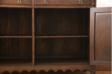 イギリスアンティーク　オーク材　繊細な装飾が目を引くサイドボード(サイドキャビネット、収納棚、戸棚)(R-058202)