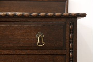 イギリスアンティーク　オーク材　繊細な装飾が目を引くサイドボード(サイドキャビネット、収納棚、戸棚)(R-058202)