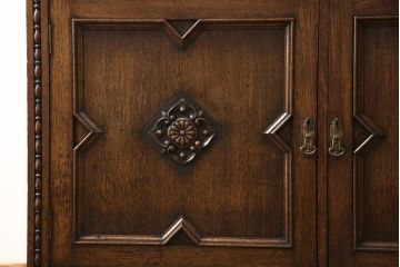 イギリスアンティーク　オーク材　繊細な装飾が目を引くサイドボード(サイドキャビネット、収納棚、戸棚)(R-058202)