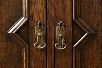イギリスアンティーク　オーク材　繊細な装飾が目を引くサイドボード(サイドキャビネット、収納棚、戸棚)(R-058202)
