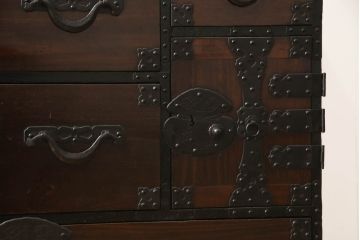 和製アンティーク　珍品　珍しい巾着金具が特徴的な米沢箪笥(和箪笥、収納箪笥、時代箪笥、引き出し)(R-058203)