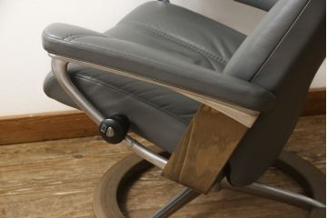 中古　美品　EKORNES(エコーネス)　本革　高級感ある佇まいが魅力的なストレスレスチェア+オットマンのセット(定価約30万円)(リクライニングチェア、アームチェア、一人掛けソファ、1P)(R-058204)