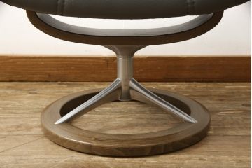 中古　美品　EKORNES(エコーネス)　本革　高級感ある佇まいが魅力的なストレスレスチェア+オットマンのセット(定価約30万円)(リクライニングチェア、アームチェア、一人掛けソファ、1P)(R-058204)