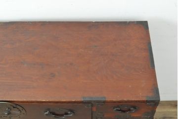 和製アンティーク　明治期　前面栗材　蝶覆輪金具　使い込まれた味わいが魅力的な米沢箪笥(重ね箪笥、和たんす、収納箪笥、時代箪笥、整理タンス)(R-058210)
