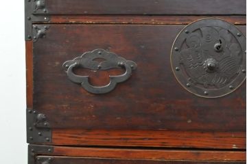 和製アンティーク　明治期　前面栗材　蝶覆輪金具　使い込まれた味わいが魅力的な米沢箪笥(重ね箪笥、和たんす、収納箪笥、時代箪笥、整理タンス)(R-058210)