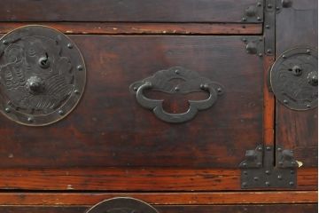 和製アンティーク　明治期　前面栗材　蝶覆輪金具　使い込まれた味わいが魅力的な米沢箪笥(重ね箪笥、和たんす、収納箪笥、時代箪笥、整理タンス)(R-058210)