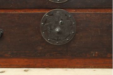 和製アンティーク　明治期　前面栗材　蝶覆輪金具　使い込まれた味わいが魅力的な米沢箪笥(重ね箪笥、和たんす、収納箪笥、時代箪笥、整理タンス)(R-058210)