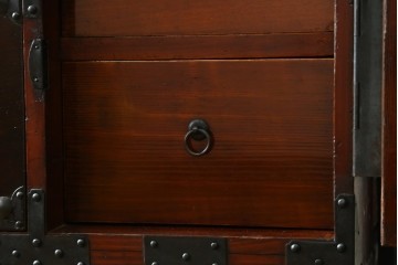和製アンティーク　明治期　前面栗材　蝶覆輪金具　使い込まれた味わいが魅力的な米沢箪笥　(R-058210)