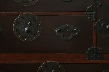 和製アンティーク　明治期　前面栗材　蝶覆輪金具　使い込まれた味わいが魅力的な米沢箪笥　(R-058210)