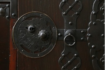 和製アンティーク　明治期　前面栗材　蝶覆輪金具　使い込まれた味わいが魅力的な米沢箪笥　(R-058210)