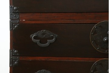 和製アンティーク　明治期　前面栗材　蝶覆輪金具　使い込まれた味わいが魅力的な米沢箪笥　(R-058210)
