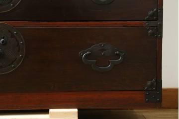 和製アンティーク　明治期　前面栗材　蝶覆輪金具　使い込まれた味わいが魅力的な米沢箪笥　(R-058210)