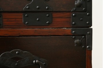 和製アンティーク　明治期　前面栗材　蝶覆輪金具　使い込まれた味わいが魅力的な米沢箪笥　(R-058210)