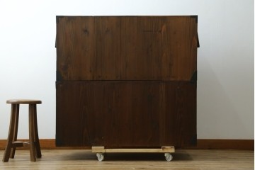 和製アンティーク　明治期　前面栗材　蝶覆輪金具　使い込まれた味わいが魅力的な米沢箪笥　(R-058210)