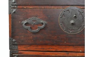 和製アンティーク　明治期　前面栗材　蝶覆輪金具　使い込まれた味わいが魅力的な米沢箪笥(和たんす、収納箪笥、時代箪笥、整理タンス)(R-058211)