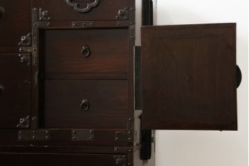和製アンティーク　前面栗材　趣ある金具が魅力的な米沢箪笥(重ね箪笥、和たんす、収納箪笥、時代箪笥、整理タンス)(R-058213)