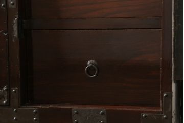 和製アンティーク　前面栗材　趣ある金具が魅力的な米沢箪笥(重ね箪笥、和たんす、収納箪笥、時代箪笥、整理タンス)(R-058213)