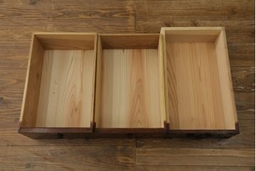 和製アンティーク　前面栗材　趣ある金具が魅力的な米沢箪笥(重ね箪笥、和たんす、収納箪笥、時代箪笥、整理タンス)(R-058213)