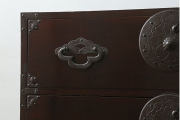 和製アンティーク　前面栗材　趣ある金具が魅力的な米沢箪笥(重ね箪笥、和たんす、収納箪笥、時代箪笥、整理タンス)(R-058213)
