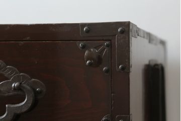 和製アンティーク　前面栗材　趣ある金具が魅力的な米沢箪笥(重ね箪笥、和たんす、収納箪笥、時代箪笥、整理タンス)(R-058213)