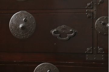 和製アンティーク　前面栗材　趣ある金具が魅力的な米沢箪笥(重ね箪笥、和たんす、収納箪笥、時代箪笥、整理タンス)(R-058213)