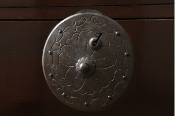 和製アンティーク　前面栗材　趣ある金具が魅力的な米沢箪笥(重ね箪笥、和たんす、収納箪笥、時代箪笥、整理タンス)(R-058213)