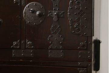 和製アンティーク　前面栗材　趣ある金具が魅力的な米沢箪笥(重ね箪笥、和たんす、収納箪笥、時代箪笥、整理タンス)(R-058213)