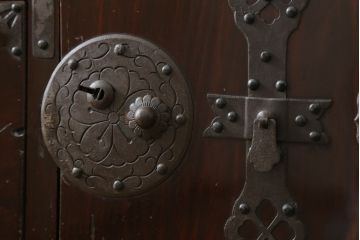 和製アンティーク　前面栗材　趣ある金具が魅力的な米沢箪笥(重ね箪笥、和たんす、収納箪笥、時代箪笥、整理タンス)(R-058213)