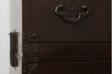 和製アンティーク　前面栗材　趣ある金具が魅力的な米沢箪笥(重ね箪笥、和たんす、収納箪笥、時代箪笥、整理タンス)(R-058213)