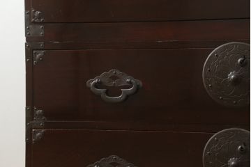 和製アンティーク　前面栗材　趣ある金具が魅力的な米沢箪笥(重ね箪笥、和たんす、収納箪笥、時代箪笥、整理タンス)(R-058213)