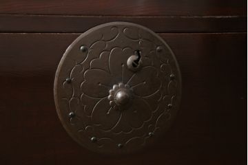 和製アンティーク　前面栗材　趣ある金具が魅力的な米沢箪笥(重ね箪笥、和たんす、収納箪笥、時代箪笥、整理タンス)(R-058213)