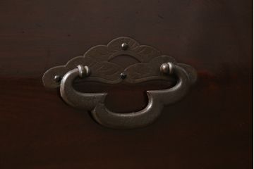 和製アンティーク　前面栗材　趣ある金具が魅力的な米沢箪笥(重ね箪笥、和たんす、収納箪笥、時代箪笥、整理タンス)(R-058213)