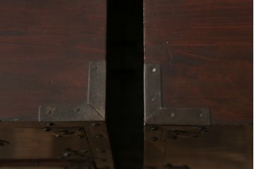 和製アンティーク　前面栗材　趣ある金具が魅力的な米沢箪笥(重ね箪笥、和たんす、収納箪笥、時代箪笥、整理タンス)(R-058213)