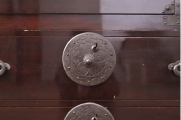 和製アンティーク　前面栗材　趣ある金具が魅力的な米沢箪笥(和たんす、収納箪笥、時代箪笥、整理タンス)(R-058215)