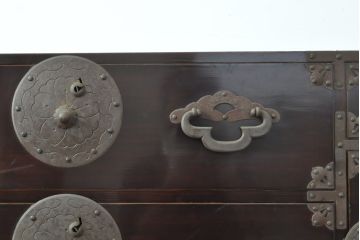 和製アンティーク　極上　超美品!　大正期　特大桜丸金具が特徴的な漆のきれいな米沢箪笥(重ね箪笥、和たんす、収納箪笥、時代箪笥、整理タンス)(R-058216)