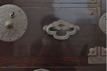 和製アンティーク　極上　超美品!　大正期　特大桜丸金具が特徴的な漆のきれいな米沢箪笥(和たんす、収納箪笥、時代箪笥、整理タンス)(R-058217)