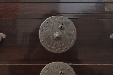 和製アンティーク　極上　超美品!　大正期　特大桜丸金具が特徴的な漆のきれいな米沢箪笥(和たんす、収納箪笥、時代箪笥、整理タンス)(R-058218)