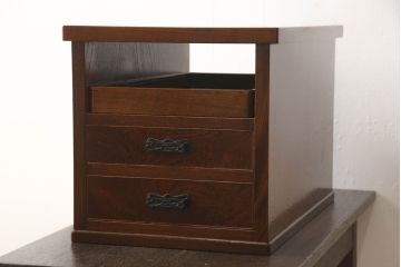 中古　美品　総欅(ケヤキ)材　漆塗り　中桐材　余計な装飾のないシンプルさが潔いサイドテーブル(小引き出し、小物収納)(R-058220)