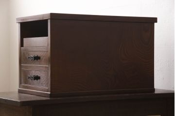 中古　美品　総欅(ケヤキ)材　漆塗り　中桐材　余計な装飾のないシンプルさが潔いサイドテーブル(小引き出し、小物収納)(R-058220)