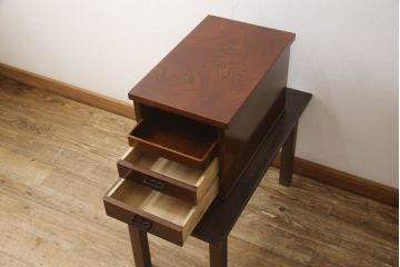 中古　美品　総欅(ケヤキ)材　漆塗り　中桐材　余計な装飾のないシンプルさが潔いサイドテーブル(小引き出し、小物収納)(R-058220)