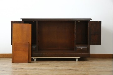 中古　北海道民芸家具　クラシカルな雰囲気が魅力!　落ち着きのある空間づくりにおすすめのサイドボード　(R-058222)