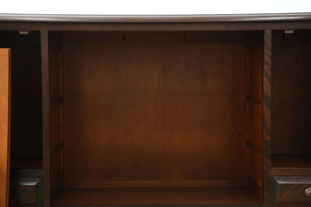 中古　北海道民芸家具　クラシカルな雰囲気が魅力!　落ち着きのある空間づくりにおすすめのサイドボード　(R-058222)