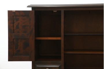 中古　北海道民芸家具　クラシカルな雰囲気が魅力!　落ち着きのある空間づくりにおすすめのサイドボード　(R-058222)